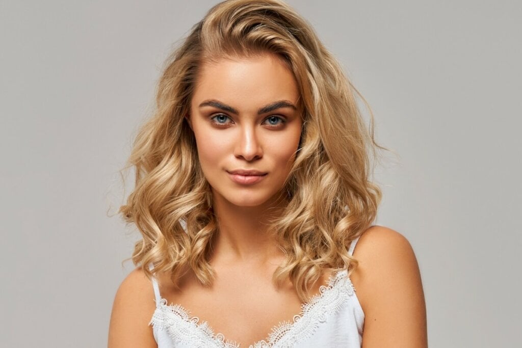O “solar blonde” destaca os reflexos dourados do cabelo (Imagem: kiuikson | Shutterstock)