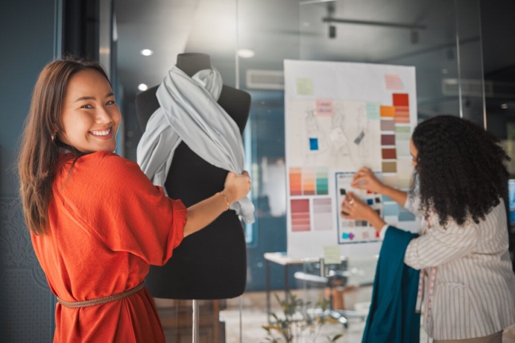 É possível reaproveitar tecidos antigos com a técnica de upcycling e criar peças totalmente novas (Imagem: PeopleImages.com – Yuri A | Shutterstock)