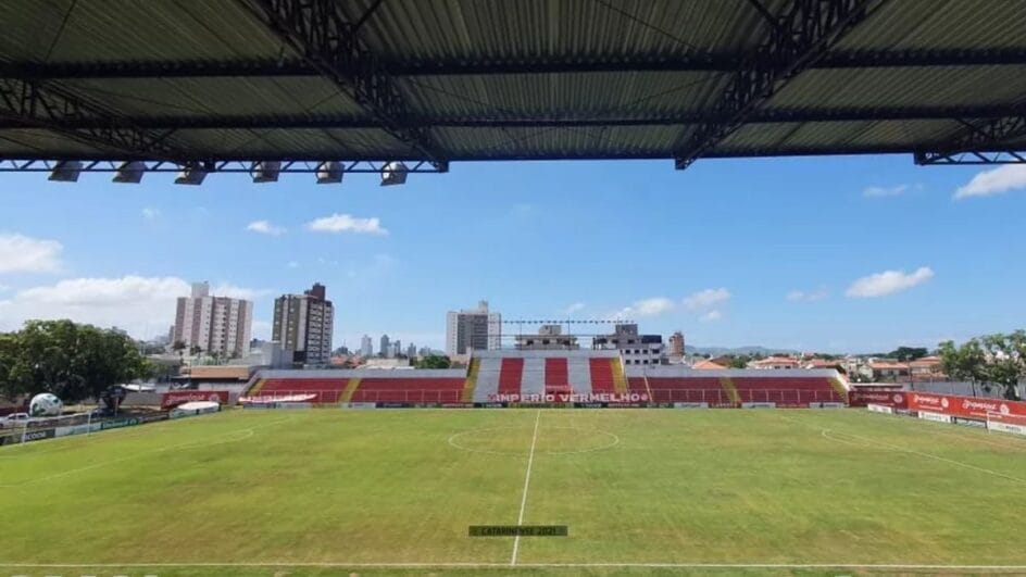Imagem lateral da cabine de imprensa do estádio Aníbal Torres Costa