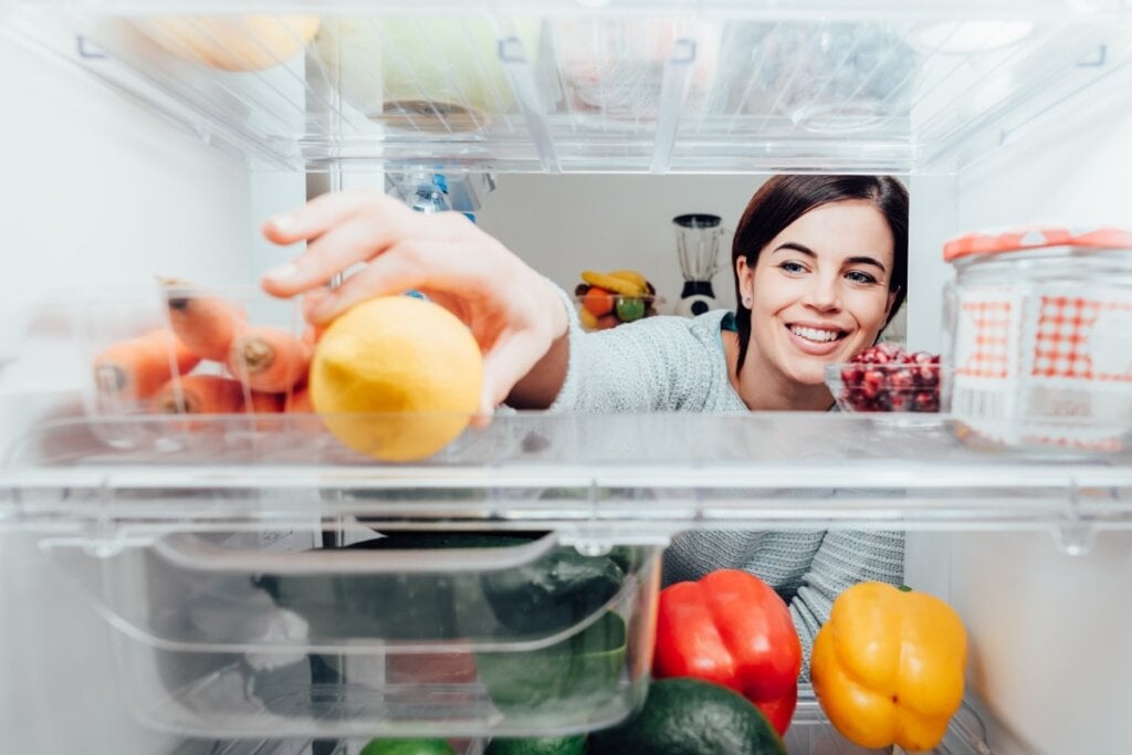 Alimentos vencidos devem ser descartados para evitar a contaminação de outros (Imagem: Stokkete | Shutterstock)