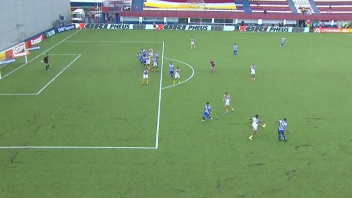 Atacante Cléber chegou a marcar no primeiro tempo, mas estava em impedimento (Foto: reprodução, GE, NSC TV)