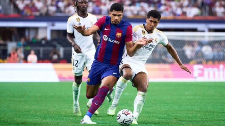 Imagem mostra jogadores do Barcelona e Real Madrid disputando bola