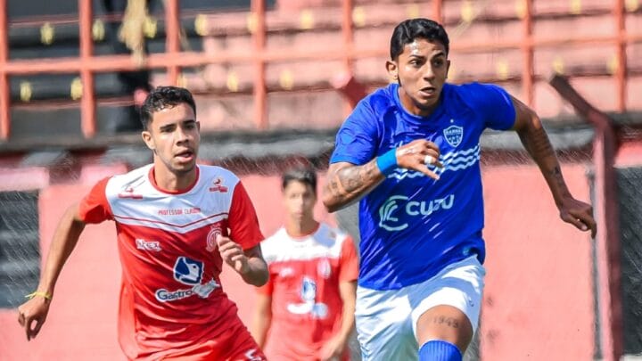 Jogador do Barra e do América em campo pela Copinha