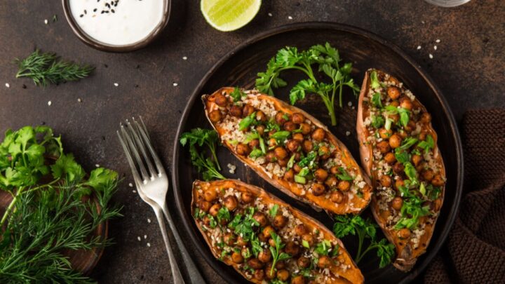 Batata-doce recheada com grão-de-bico (Imagem: Anna Shepulova | Shutterstock)