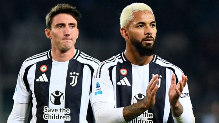 Douglas Luiz aparece com o uniforme listrado em preto e branco da Juventus