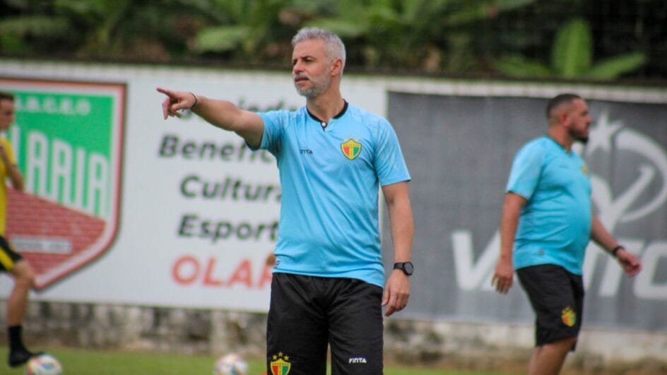 Imagem mostra Filipe Gouveira com a camisa azul e símbolo do Brusque