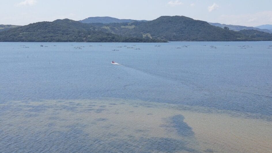 Família uruguaia é resgatada após naufragar com caiaques em lagoa no Litoral Sul de SC