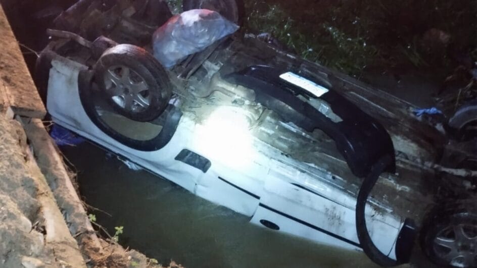 Caminhonete capota e cai dentro de rio no Sul de SC