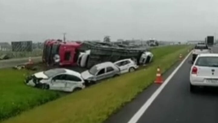 Caminhão-cegonha tomba e carros ficam espalhados às margens da BR-101 no Sul de SC
