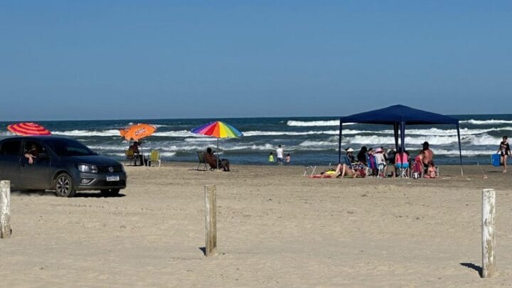 Veículos circulam em áreas proibidas e colocam banhistas em risco em praia do litoral Sul de SC