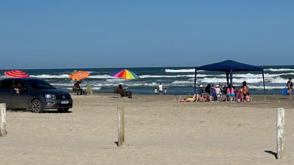 Veículos circulam em áreas proibidas e colocam banhistas em risco em praia do litoral Sul de SC