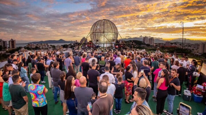 Cartão postal de Florianópolis recebe apresentação inédita do Globo da Morte com show de drones