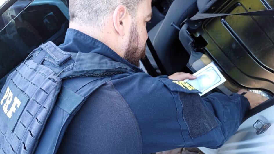 Polícia encontra carregamento de iPhones em compartimento secreto de carro em SC