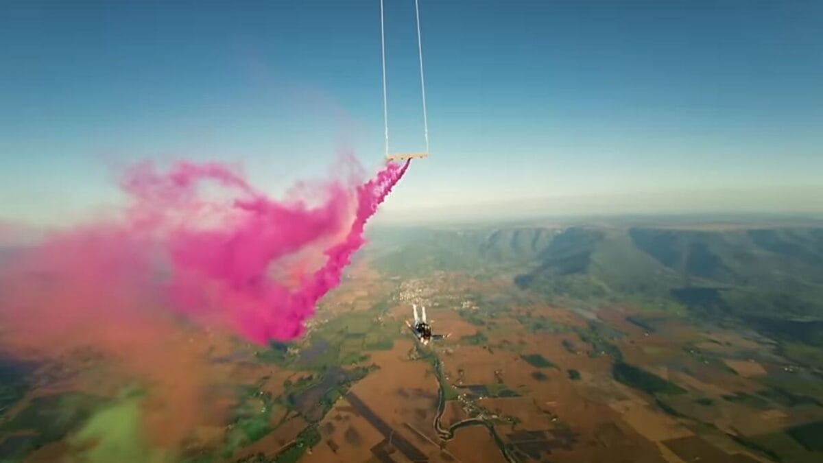 Projeto do Coldplay tem gravações em SC com paraquedista saltando de balanço a 3 mil metros de altura