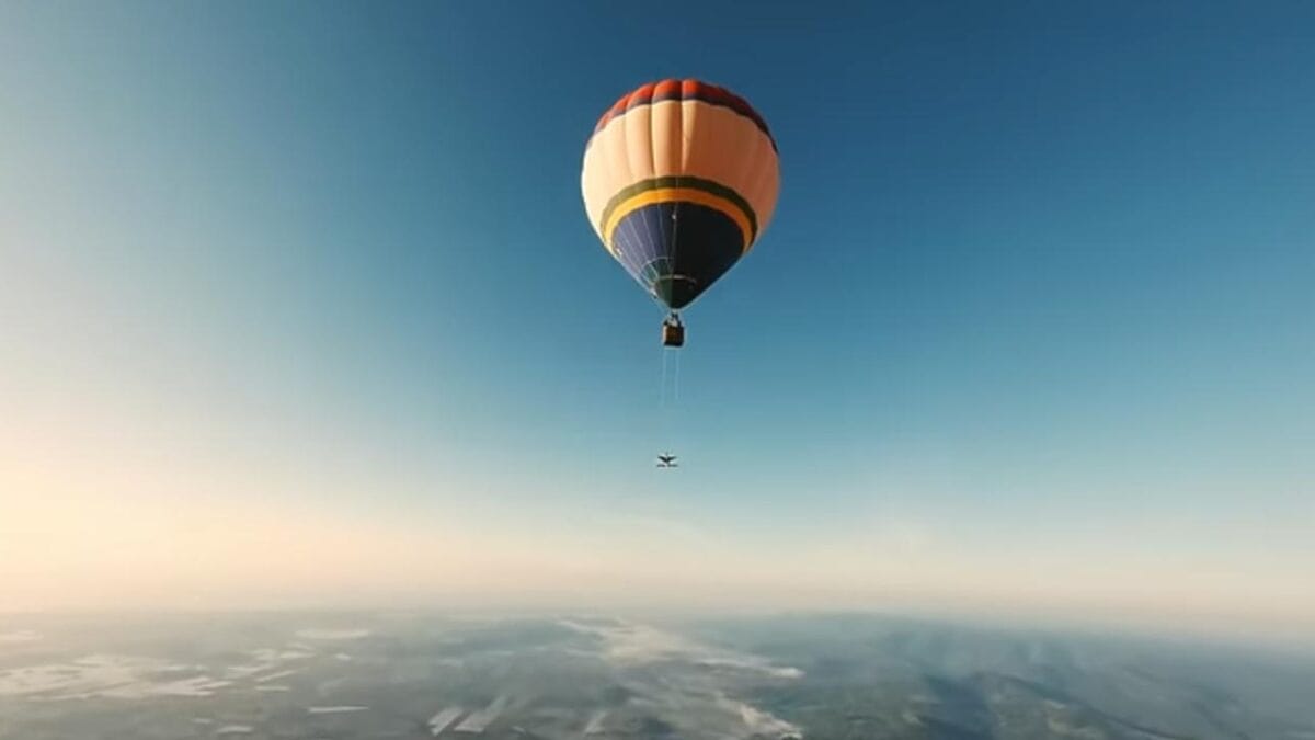 Projeto do Coldplay tem gravações em SC com paraquedista saltando de balanço a 3 mil metros de altura