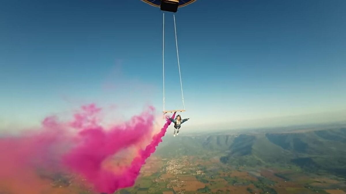 Projeto do Coldplay tem gravações em SC com paraquedista saltando de balanço a 3 mil metros de altura