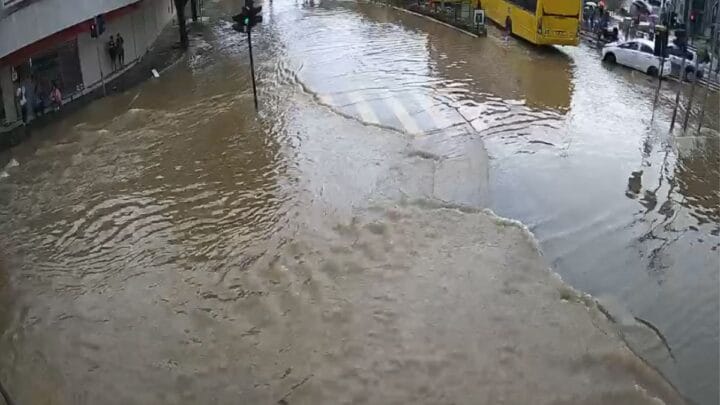 Chuva causou transtornos no centro de Joinville (Foto: Joinville Sempre Alerta, Reprodução)