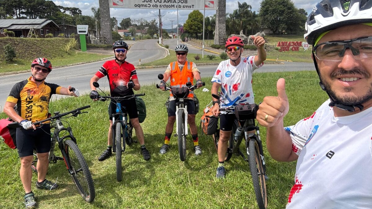 Grupo de amigos percorre 800 km de Oeste a ao litoral de SC sobre duas rodas