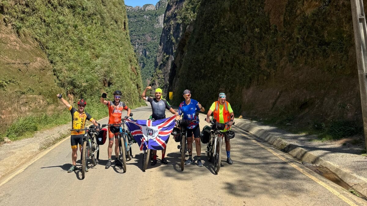 Grupo de amigos percorre 800 km de Oeste a ao litoral de SC sobre duas rodas