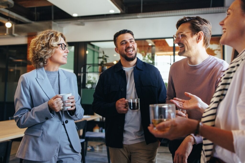 Algumas adaptações podem deixar o ambiente de trabalho mais saudável para os colaboradores (Imagem: Jacob Lund | Shutterstock)