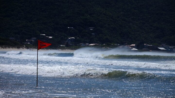 Como fugir do vento ao escolher a praia em Florianópolis