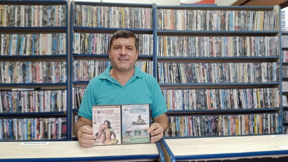 Proprietário da locadora, Adilson acredita que o local é melhor que streamings (Foto: Vinicius Tóffoli, A Notícia)