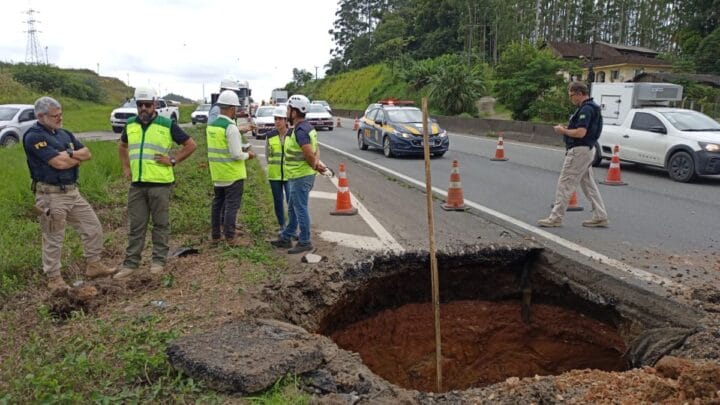 Cratera foi aberta na BR-101 (Foto: Robson Oliveira, NSC TV)
