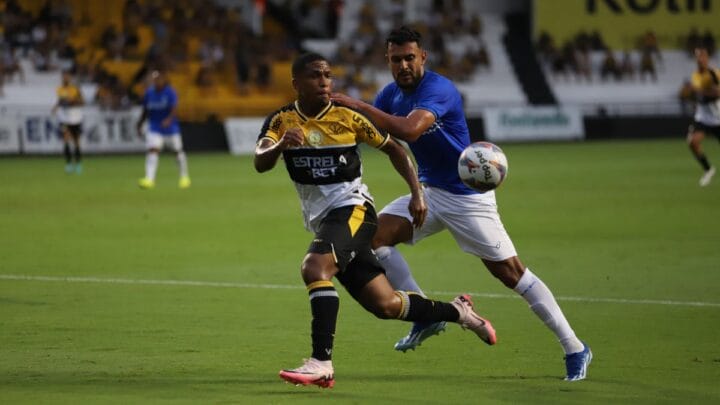 Imagem mostra jogador do Criciúma e do Barra, que está vestido com camisa zul