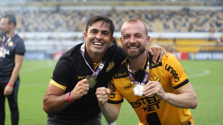 Éder e Marcelo Hermes comemoram o título da Recopa Catarinense no Heriberto Hulse (Foto: Celso da Luz, CEC)