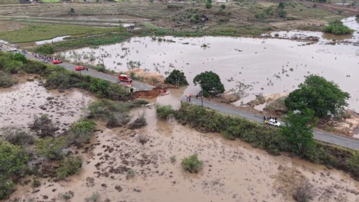 Rodovia cedeu após fortes chuvas no Sergipe (Foto: Cesár de Oliveira, Igor Mathias, Governo de Sergipe)