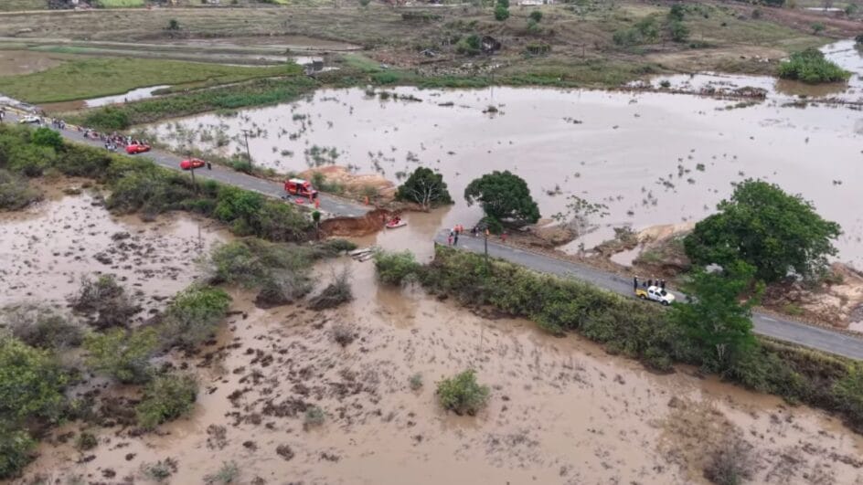 Rodovia cedeu após fortes chuvas no Sergipe (Foto: Cesár de Oliveira, Igor Mathias, Governo de Sergipe)