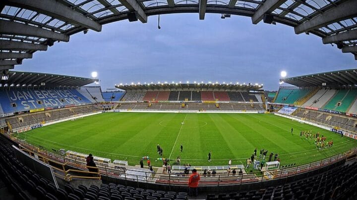 Imagem mostra arquibancadas vazias e gramado do Estádio Jan Breydel
