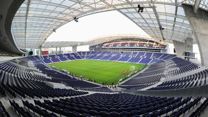 Imagem mostra arquibancada do Estádio do Dragão e o campo centralizado