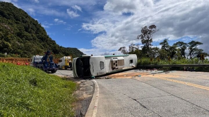 Ônibus tombou na Serra Dona Francisca (Foto: Guilherme Barbosa, NSC TV)