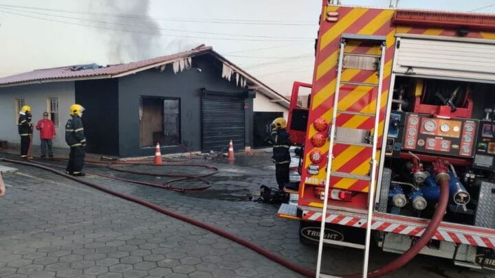 Incêndio atingiu casa de família em SC (Foto: Bombeiros, Divulgação)