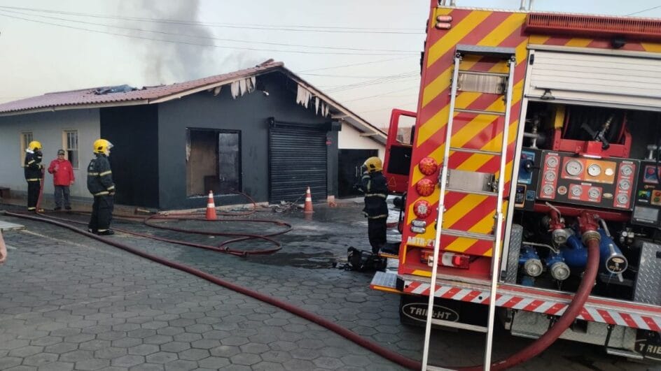 Incêndio atingiu casa de família em SC (Foto: Bombeiros, Divulgação)