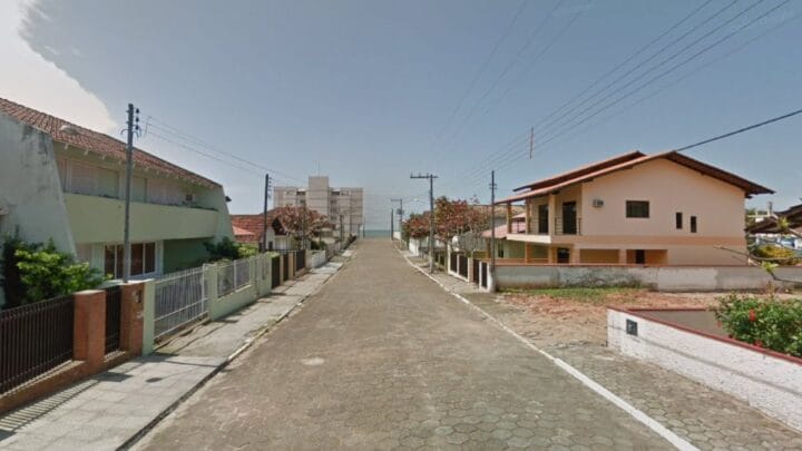 Criança foi encontrada se afogando em Barra Velha (Foto: Google Maps, Reprodução)