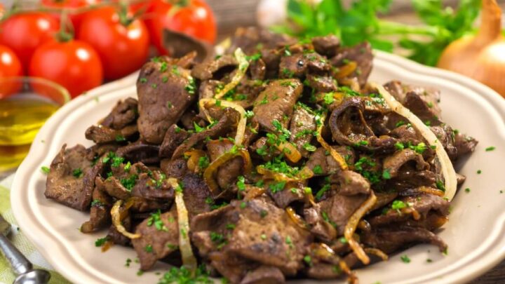 Fígado refogado com cebola (Imagem: Dani Vincek | Shutterstock)