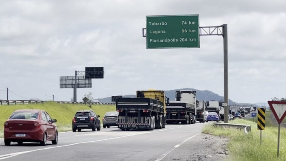 Mais de 700 mil veículos devem passar pela BR-101 no Sul de SC no primeiro fim de semana do ano