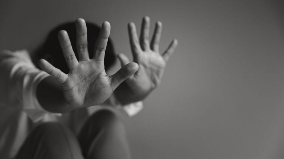 Homem é condenado a 86 anos de prisão por engravidar a própria filha em SC