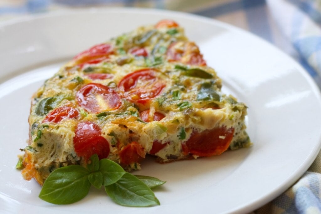 Fritada de espinafre com tomate (Imagem: CWB | Shutterstock)