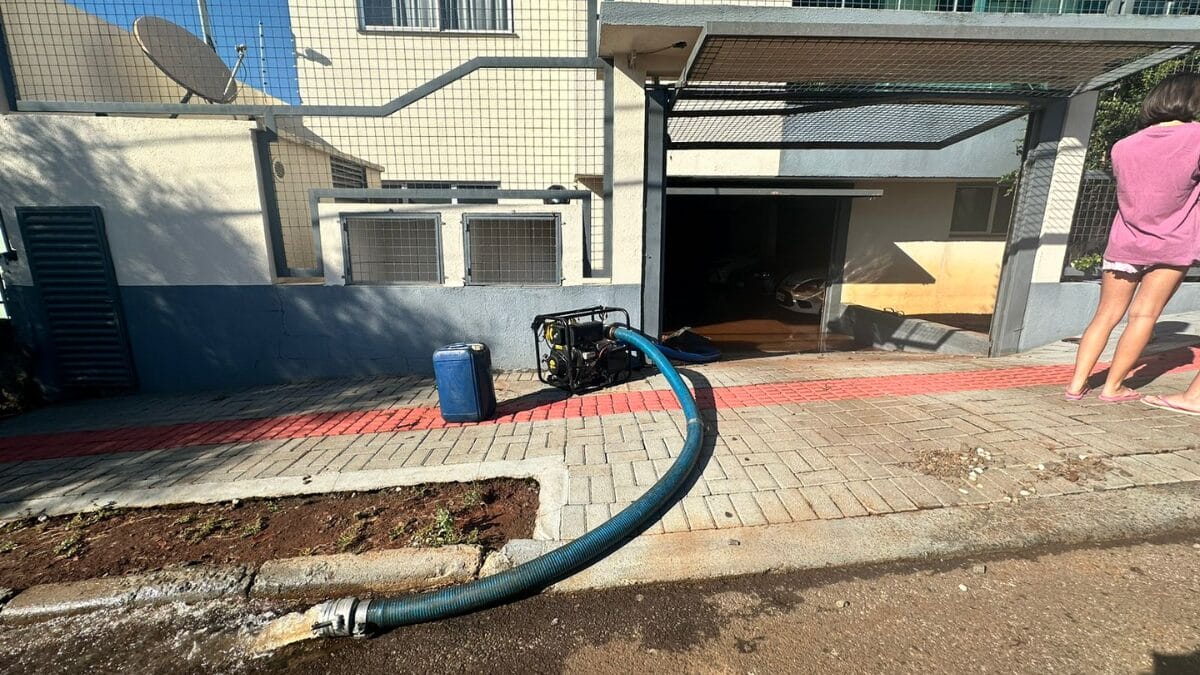 Cerca de 60% de Chapecó fica sem água após rompimento de adutoras 