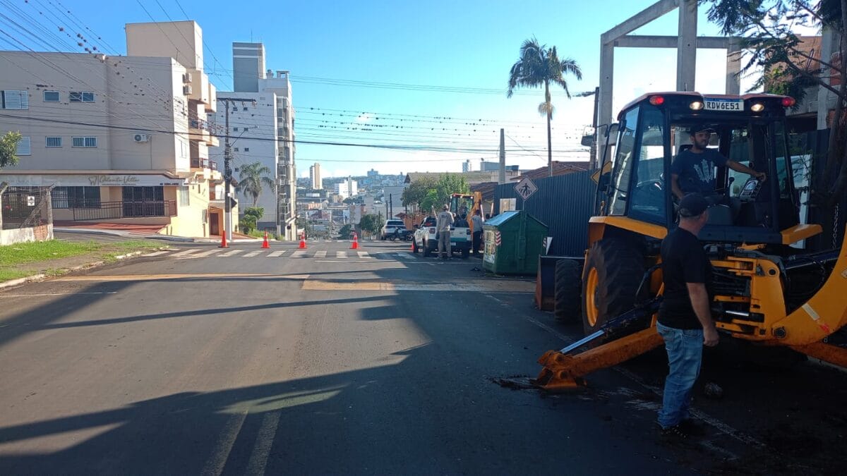 Cerca de 60% de Chapecó fica sem água após rompimento de adutoras 