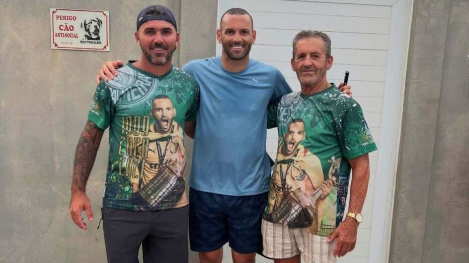 Goleiro do Palmeiras tirou fotos com torcedores no litoral de SC (Foto: Reprodução, redes sociais)