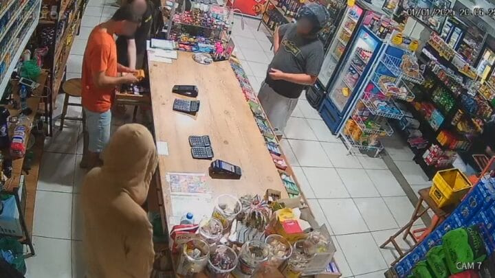 Homem estava armado durante o roubo em Jaraguá do Sul (Foto: Reprodução, 105)