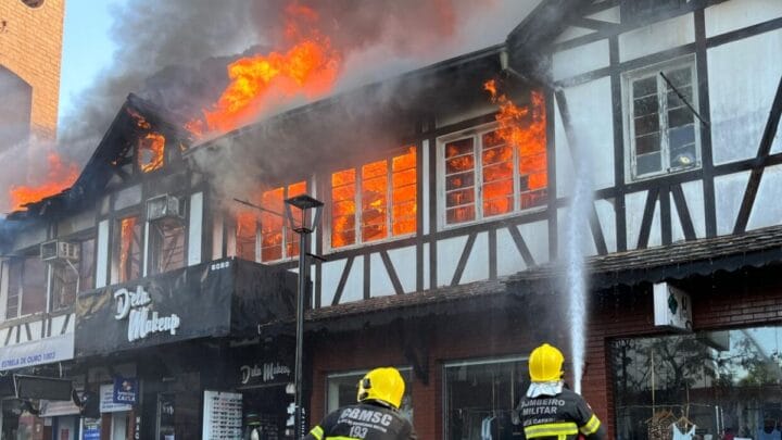 Doações e produtos de brechó de ação social ocupavam segundo andar de prédio atingido por incêndio em Blumenau (Foto: Augusto Ittner, NSC Total)