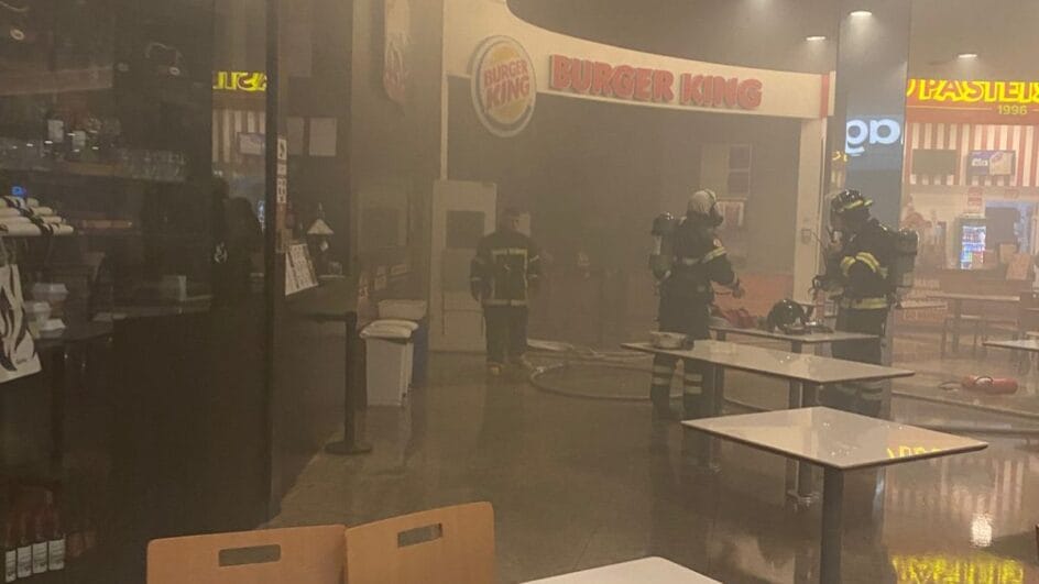 Incêndio atingiu a praça de alimentação do shopping (Foto: Marcos Domingos, 105 FM)