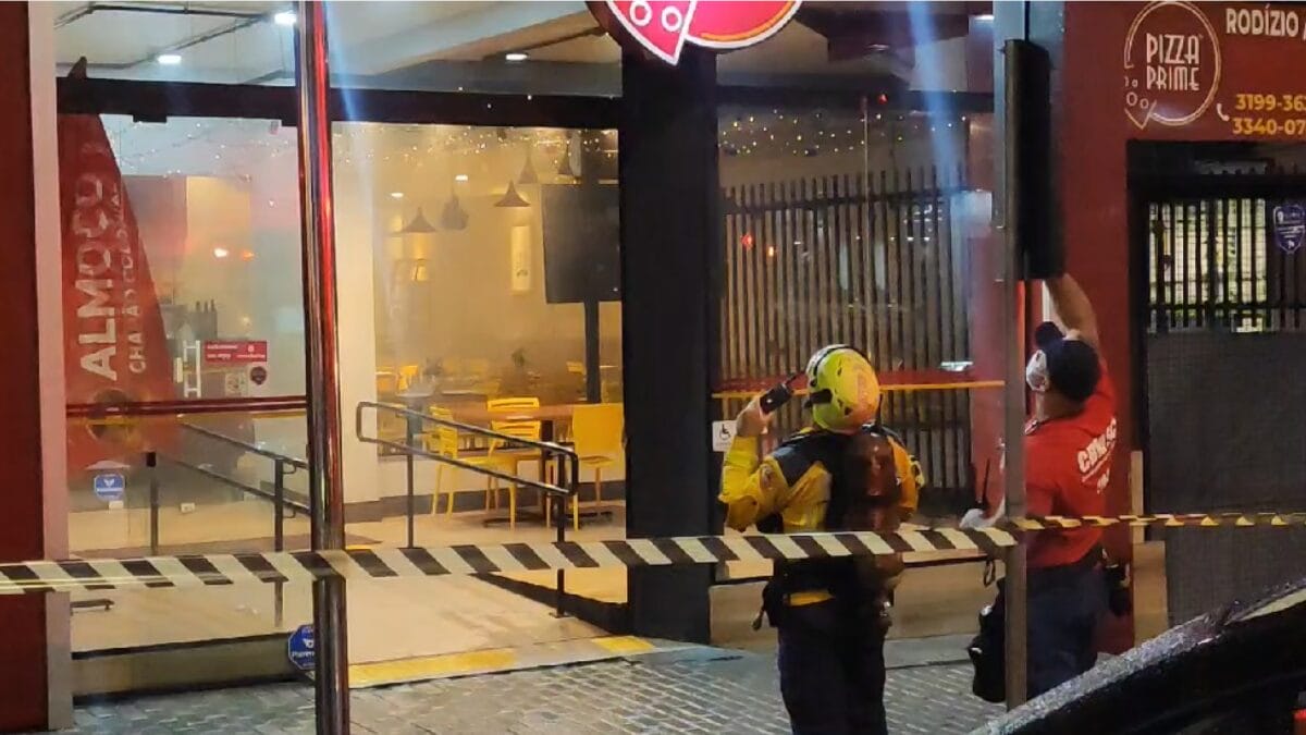 Bombeiros resgatam moradores afetados por intoxicação durante dedetização em prédio de Chapecó