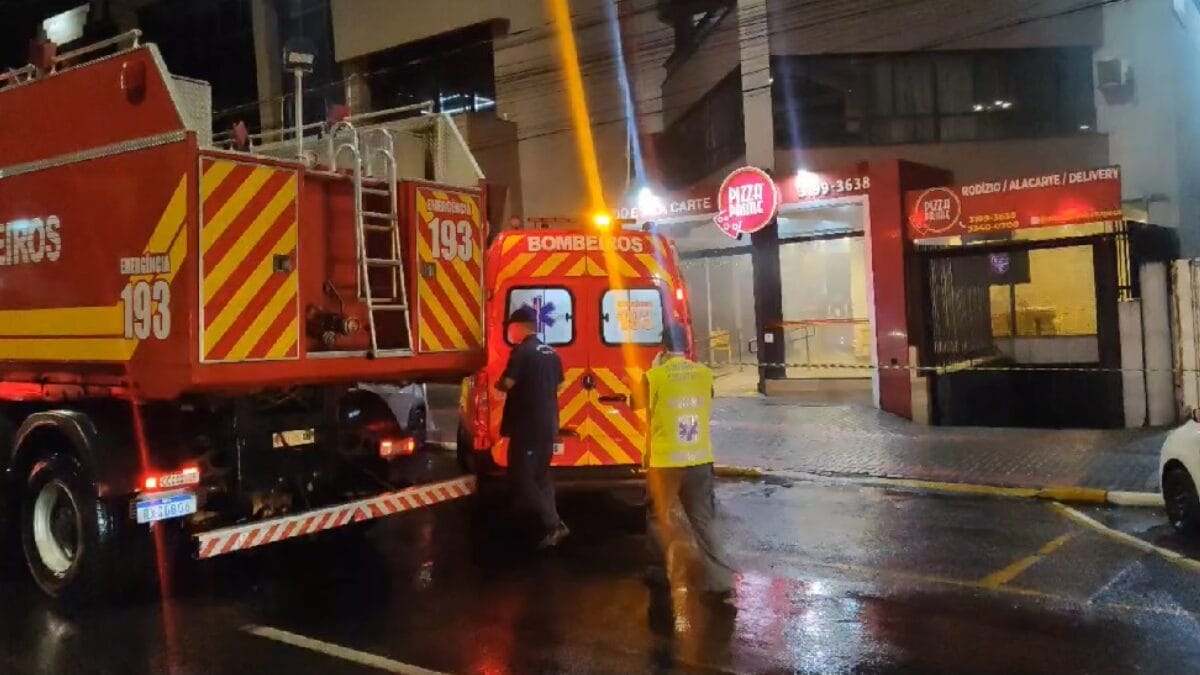 Bombeiros resgatam moradores afetados por intoxicação durante dedetização em prédio de Chapecó