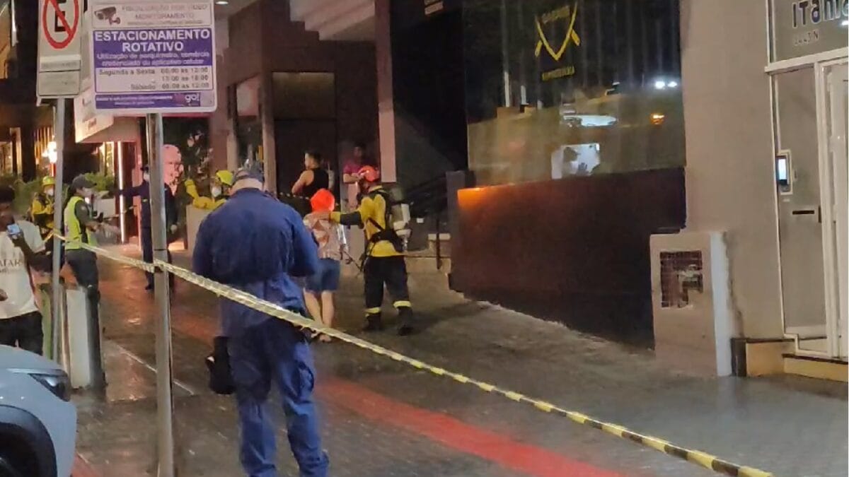 Bombeiros resgatam moradores afetados por intoxicação durante dedetização em prédio de Chapecó